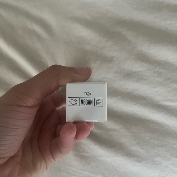 Milk Makeup Future Fluid Creamy Longwear Hydrating Concealer in “15nw” - Picture 5 of 6